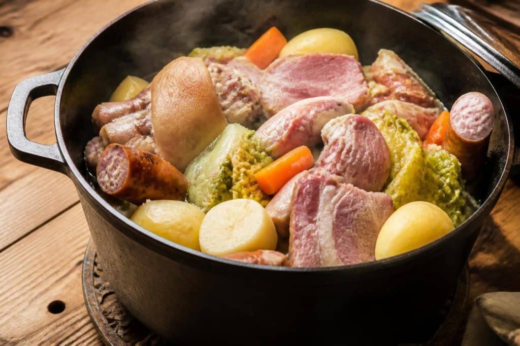 découvrez la recette traditionnelle de la potée auvergnate, un plat gastronomique savoureux qui réchauffe les cœurs et ravit les papilles.
