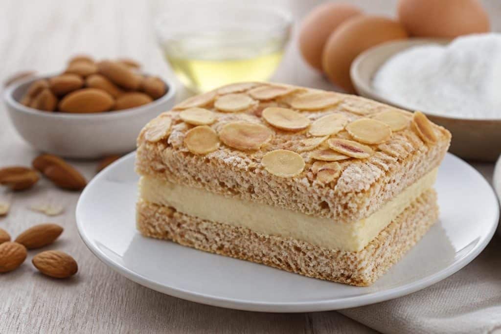 découvrez notre recette facile de dacquoise, un biscuit meringué aux amandes à la fois moelleux et croustillant, parfait pour vos desserts gourmands.